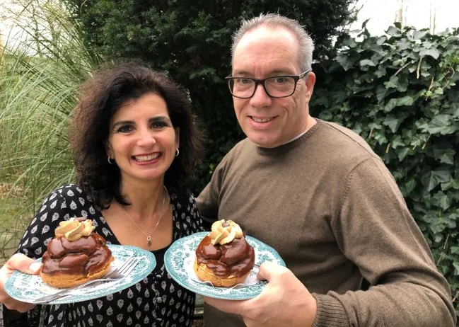 Gerry en Nil&uuml;fer met twee chocoladebollen