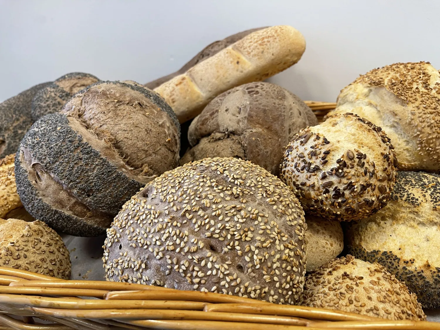 Een mand met verse glutenvrije broden en bollen